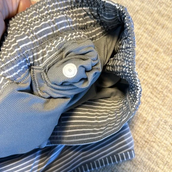 lululemon hotty hot shorts 2.5” (8) - Picture 6 of 6